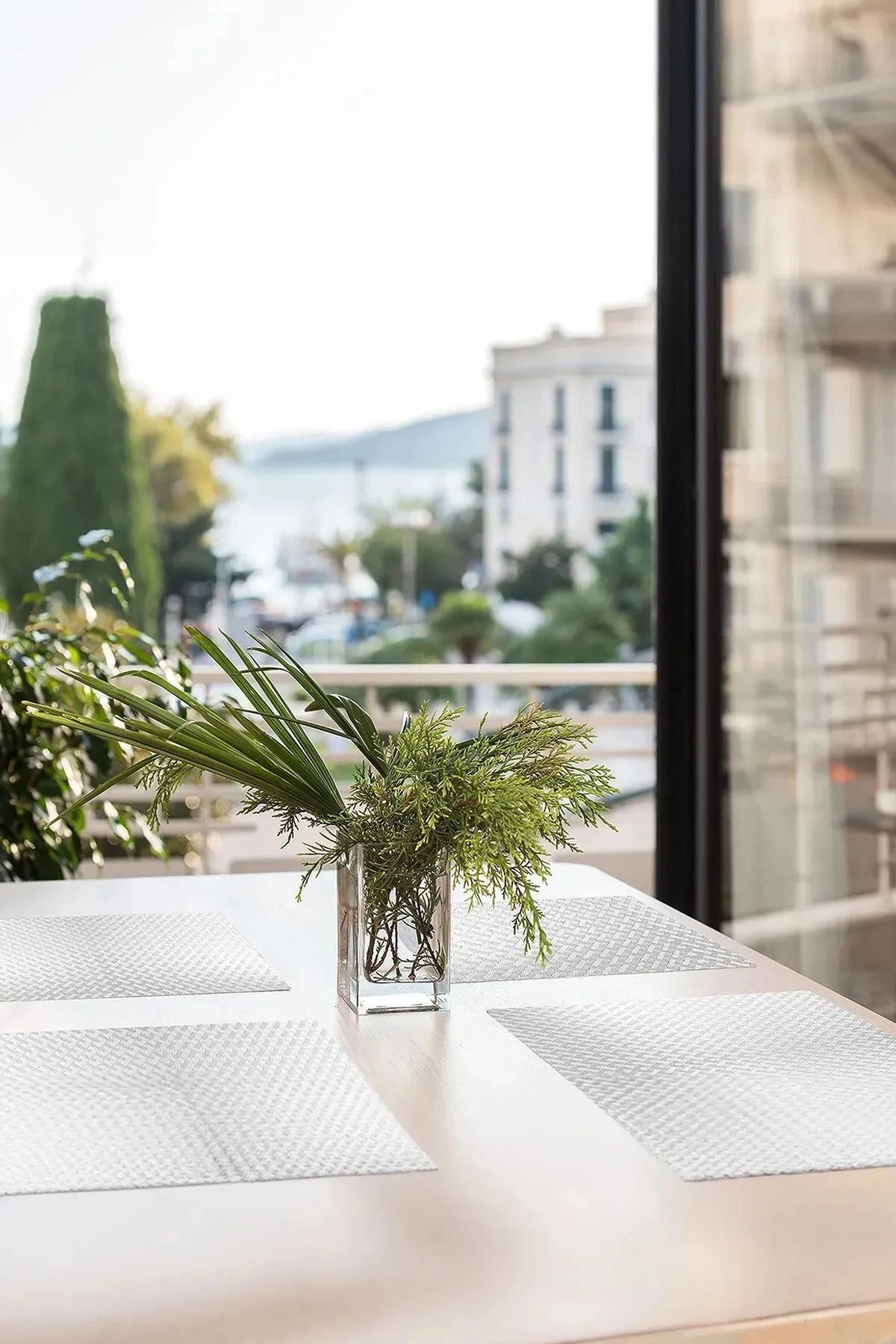 - Pratik kaydırmaz raf örtüsü ile dolaplarınızı düzenli tutabilir