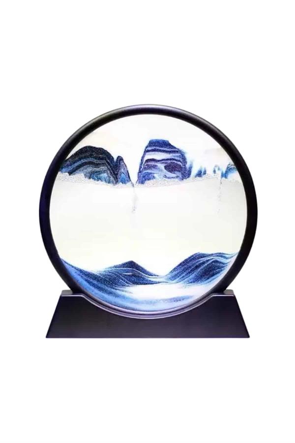 meditasyon ve odaklanma süreçlerinde de kullanılabilir. Özellikle yoğun çalışma temposu içinde zihni sakinleştirmek için masanızda bulundurabileceğiniz ideal bir aksesuardır. Ayrıca sevdiklerinize hediye edebileceğiniz anlamlı ve estetik bir obje olarak da öne çıkar. Benzersiz tasarımı ile dekorasyonunuzu tamamlayan bu kum saati