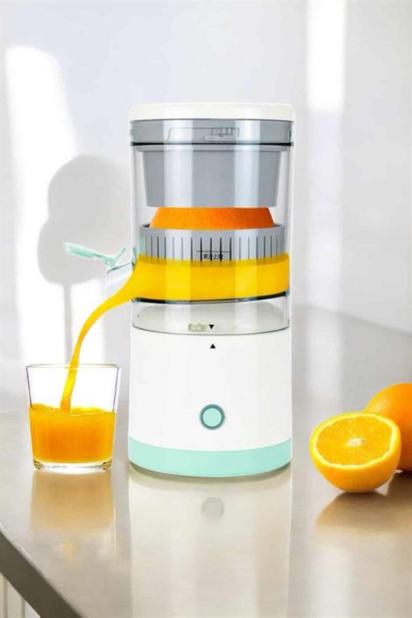 mutfağınıza modern bir dokunuş kazandırır. Güvenlik kilidi sayesinde hem çocuklar hem de evcil hayvanlar için güvenli bir kullanım sağlar. Kompakt tasarımı ve 400 mL kapasitesiyle taze içeceklerinizi her yerde hazırlayabilirsiniz. 45W gücü ve 18000 rpm maksimum hızı