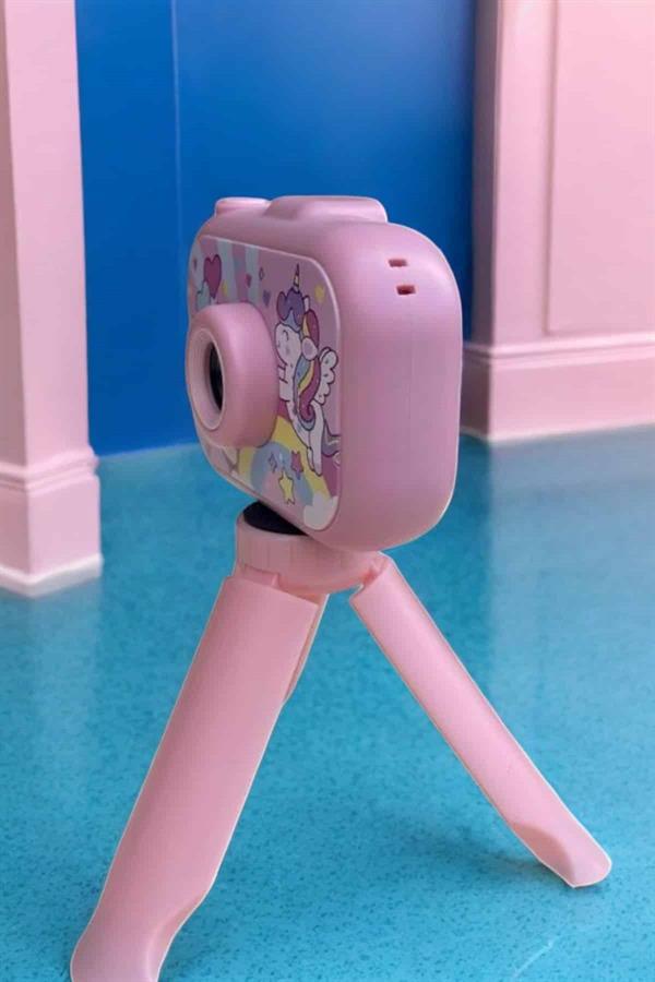 çocukların sanatsal yönlerini keşfetmeleri için birçok eğlenceli özellik sunar. Fotoğraf düzenleme seçenekleri arasında 27 çizgi film çerçevesi