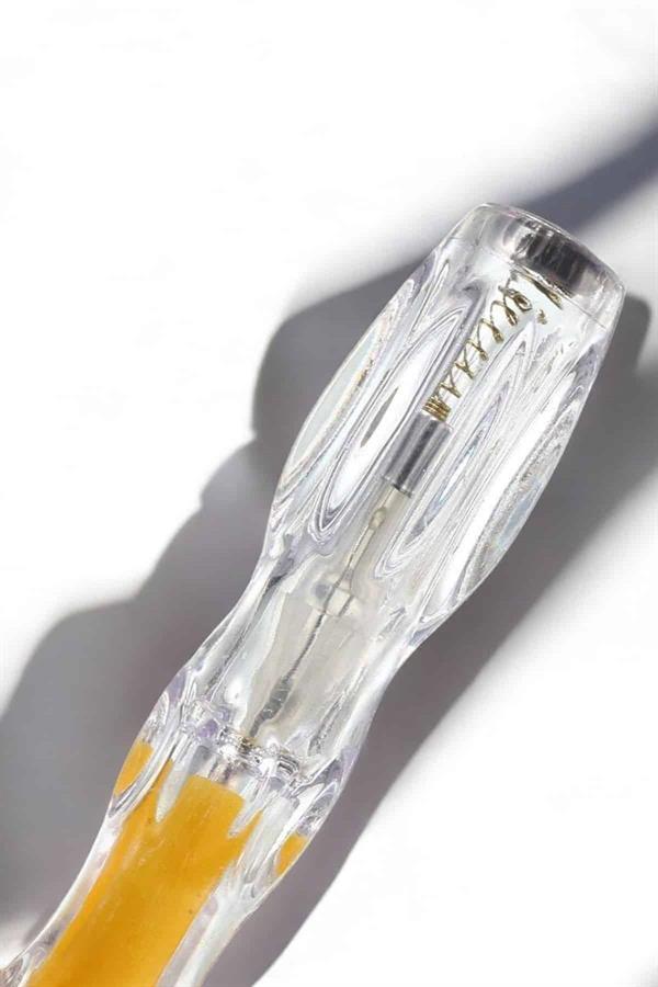 metal yüzeye basılı logosu ile estetik bir görünüm sunarken