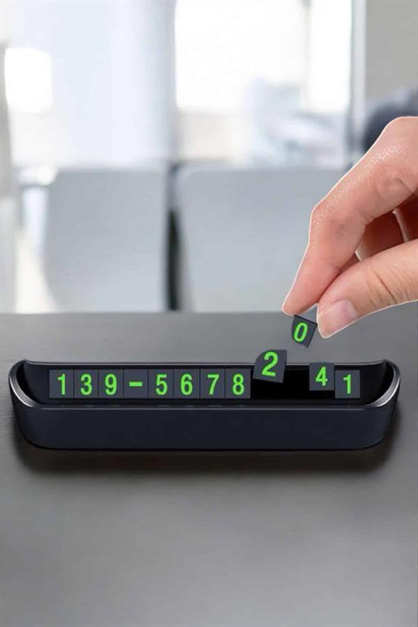 çift taraflı bant sayesinde aracınızın ön camına sabitlenir ve hareket esnasında yerinden oynamaz. Çevirmeli numaratör mekanizması