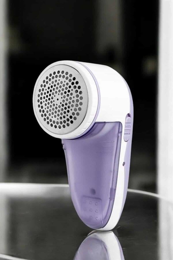 hem pratik kullanımı hem de etkili sonuçlarıyla gardırobunuzun kurtarıcısıdır.Pratik ve Zahmetsiz TemizlikTiftikleri ve kumaş yüzeyindeki deformasyonları gidermek için cihazı kıyafet yüzeyine uygulamanız yeterlidir. Hızlı ve etkili bir şekilde kumaşlarınızı yeniler.Fonksiyonel Tasarım Çıkarılabilir Atık Haznesi: Kolayca boşaltılabilir haznesi ile temizleme işlemi sırasında biriken tiftikleri hijyenik bir şekilde ortadan kaldırabilirsiniz. Çıkarılabilir Bıçak Bölmesi: Bıçak bölmesi