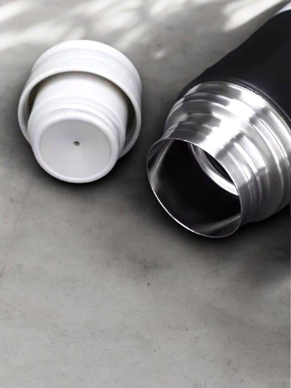 dayanıklı ve uzun ömürlü paslanmaz çelik materyalden üretilmiştir Şık ve modern tasarımıyla dikkat çeken bu termos seti