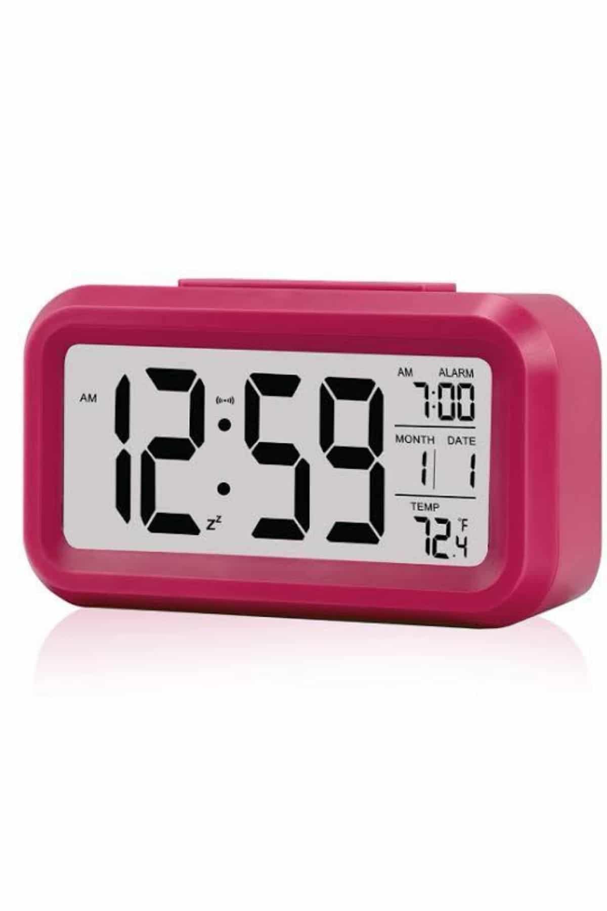 Şıklığı ve fonksiyonelliği bir arada sunan bu dijital masa saati