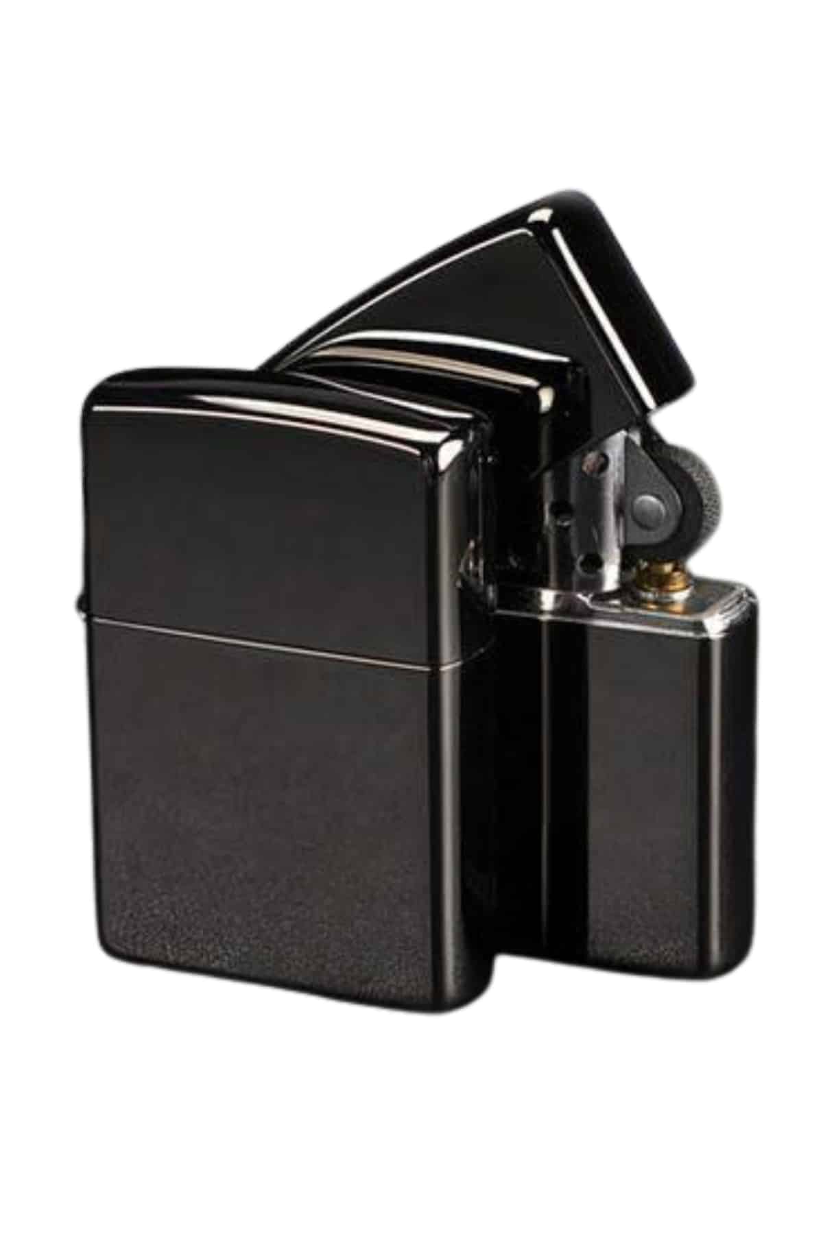 güçlü yapısı ve sade şıklığıyla her ortamda dikkat çeken bir aksesuardır. Parlak ve pürüzsüz yüzeyi