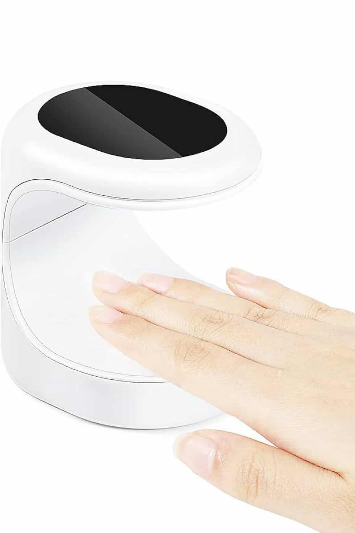 Küçük boyutu sayesinde her yerde rahatça taşınabilen bu oje kurutma cihazı