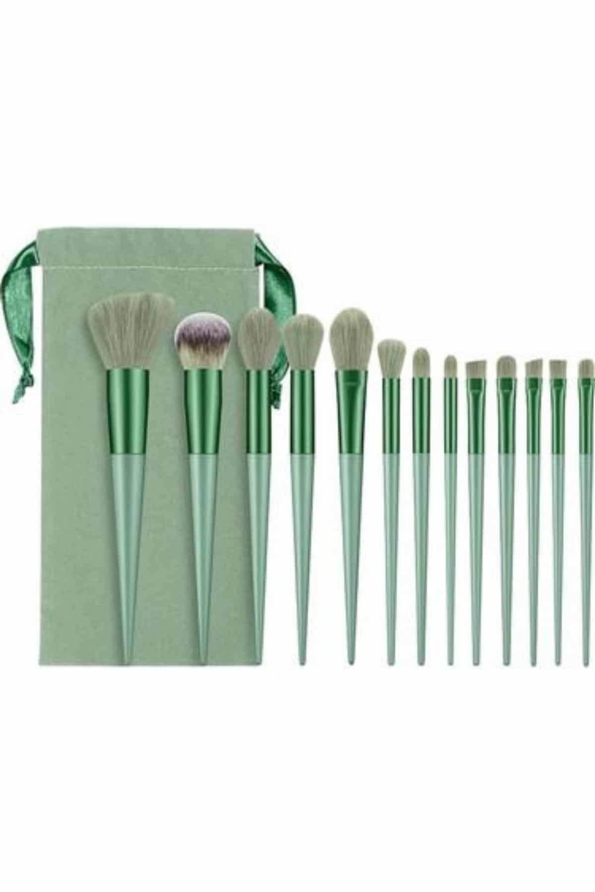 güzellik rutininizi eksiksiz bir hale getirerek kusursuz bir görünüm elde etmenize yardımcı olur. Her biri farklı makyaj adımı için özel olarak tasarlanmış fırçalar; fondöten