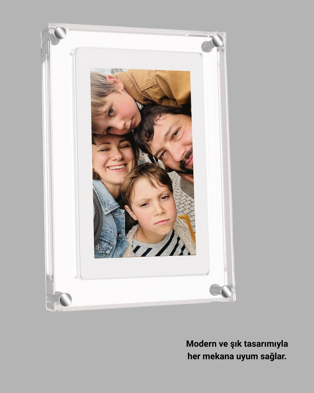 1024x600 çözünürlük ve 450 nit parlaklık sayesinde fotoğraflarınızı olağanüstü netlikte görüntüler. IPS panel teknolojisi