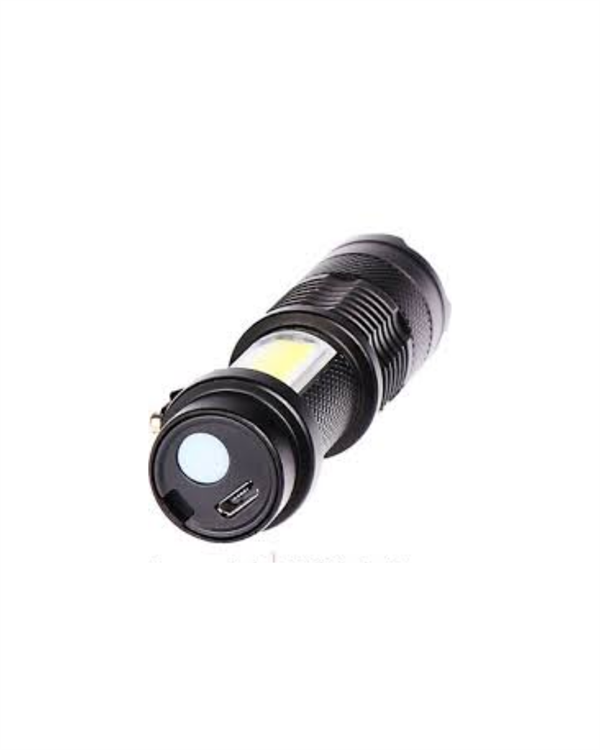 yüksek ışık çıkışı ve dayanıklı gövde tasarımıyla günlük ve dış mekân kullanımları için uygundur. Maksimum 2000 lümen parlaklık sunar. Dışbükey lens sayesinde odak uzunluğu ayarlanabilir. Alüminyum alaşımlı malzeme