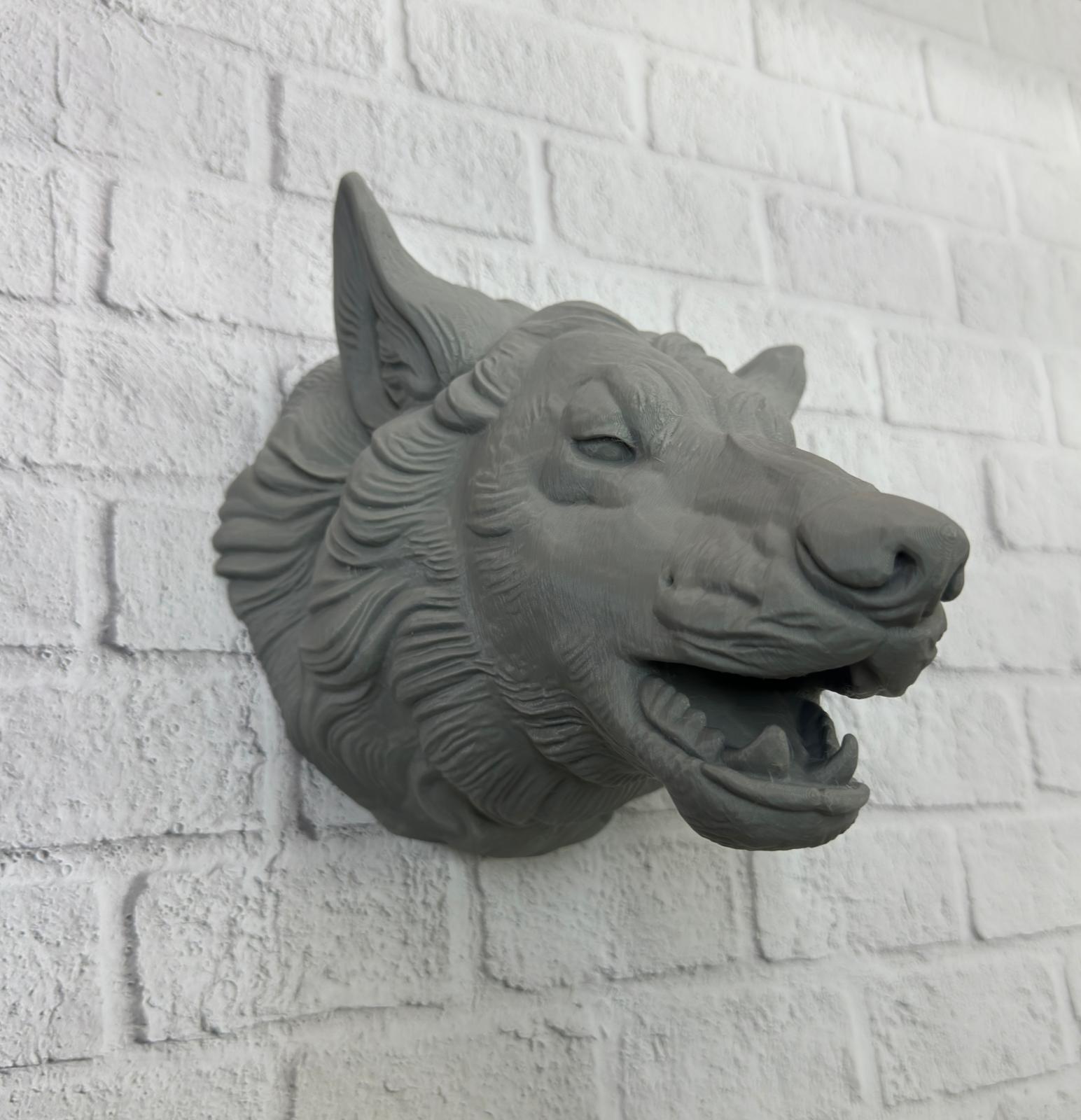 Estetik tasarımıyla dikkat çeken gri kurt duvar heykeli