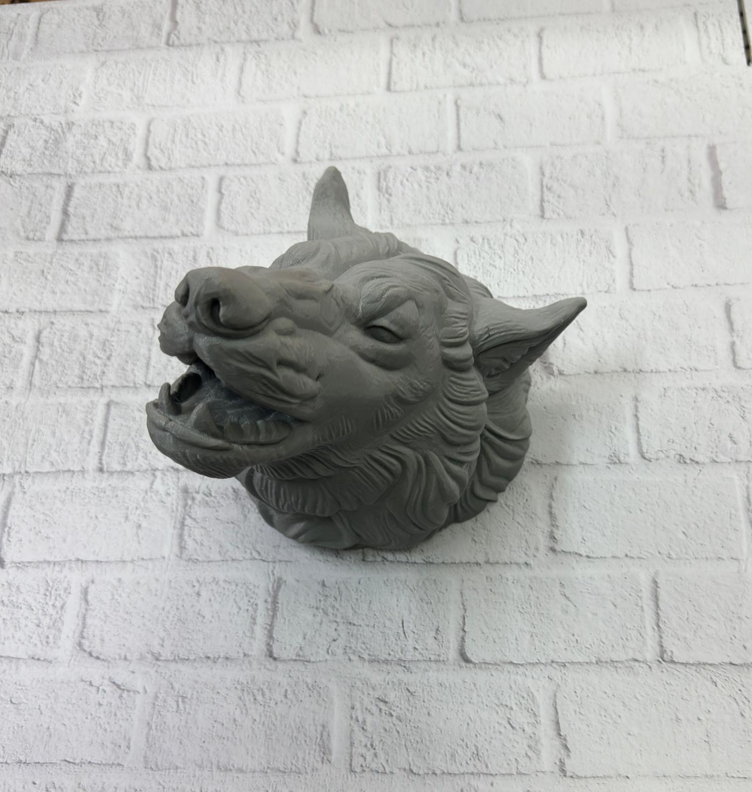 güçlü duruşu ve detaylı heykel işçiliği ile yaşam alanlarında etkileyici bir atmosfer yaratmak isteyenler için özel olarak tasarlanmıştır. 25 cm x 19 cm ölçülere sahip olan bu duvar heykeli