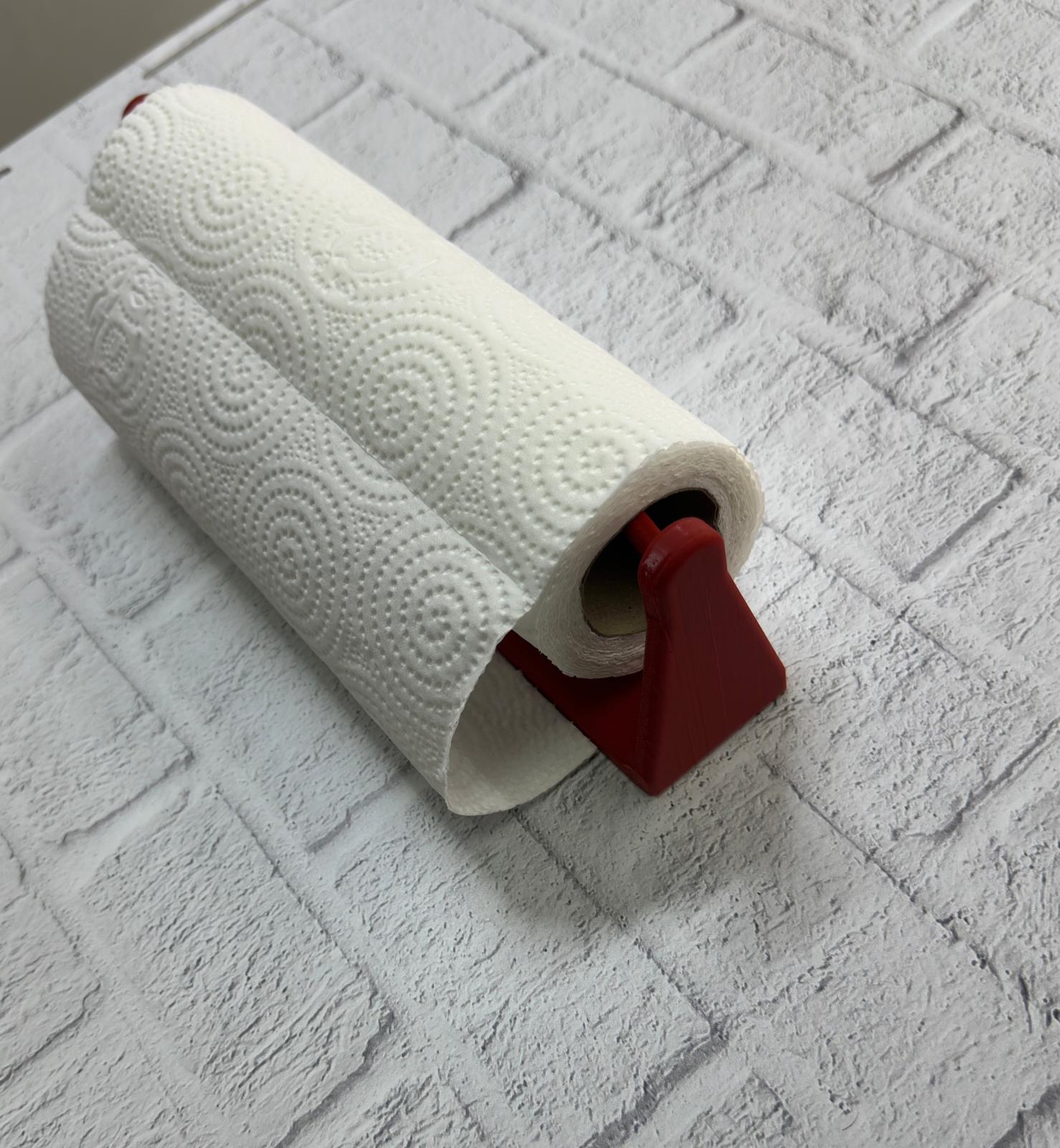 mutfakta düzeni artırmak ve kağıt havlu kullanımını kolaylaştırmak için tasarlanmış dayanıklı bir duvar tipi askıdır. Modern tasarımı ve canlı kırmızı rengiyle bulunduğu ortama dekoratif bir şıklık katar. Kağıt havlu rulolarını güvenli bir şekilde tutarak günlük kullanımda hız ve rahatlık sağlar. Yer kaplamayan yapısı sayesinde özellikle dar alanlarda büyük avantaj sunar. Duvara monte edildiğinde tezgah üzerinde fazladan alan açarak mutfağınızı daha düzenli hale getirir. Dayanıklı plastik malzemeden üretilen bu peçete tutucu