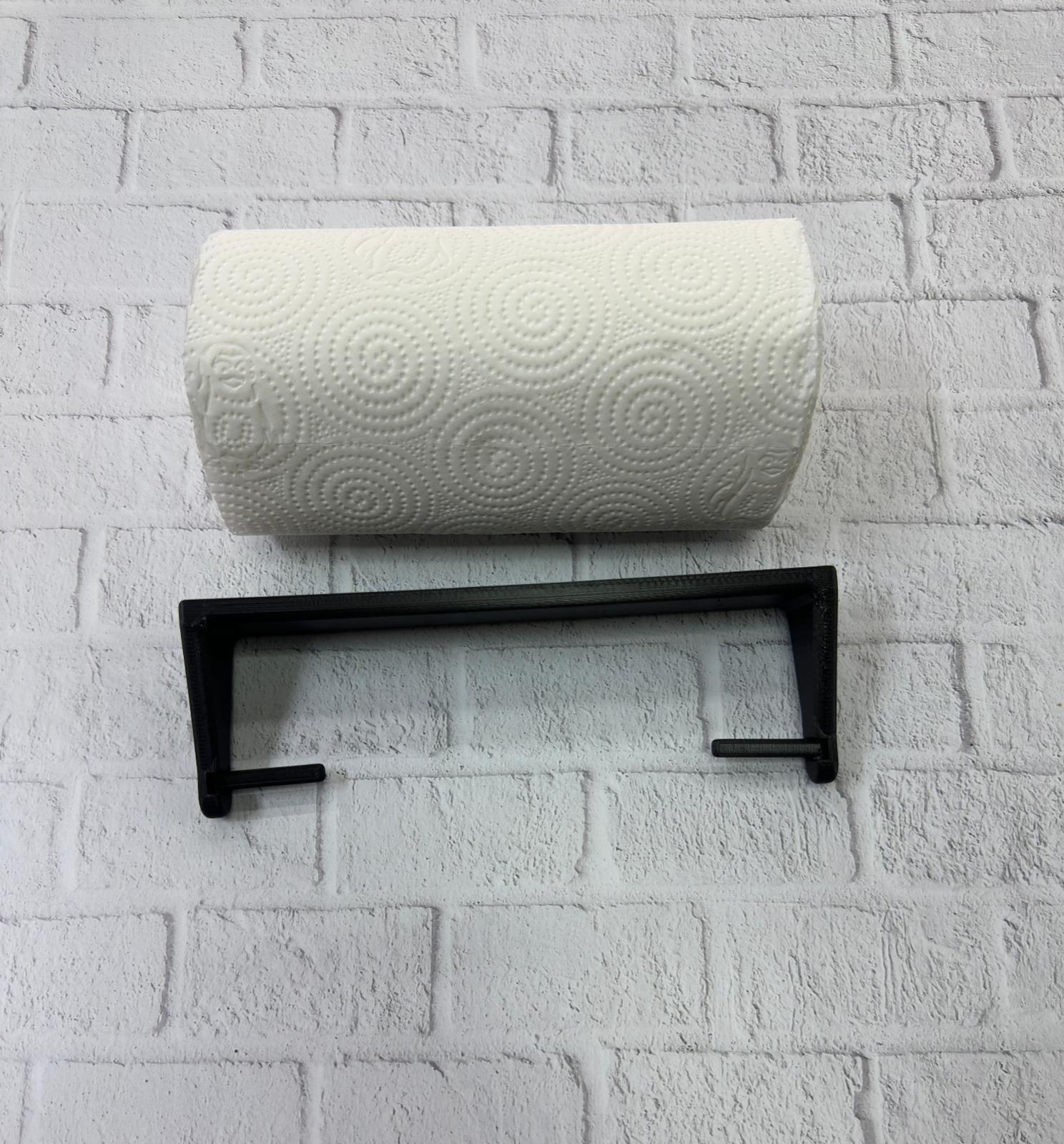 mutfakta düzeni ve pratikliği aynı anda sağlayan ergonomik bir üründür. Tezgâh üzerinde yer kaplamadığı için özellikle küçük mutfaklarda ekstra kullanım alanı yaratır. Kağıt havlu rulosu kolayca takılıp çıkarılabilir ve kullanım sırasında ruloyu sıkıştırmadan stabil şekilde döner. Böylece tek elle pratik kullanım sağlanır.Ürün mutfakta hızlı hareket etmeyi seven kullanıcılar için idealdir. Yemek yaparken dökülenleri silmek