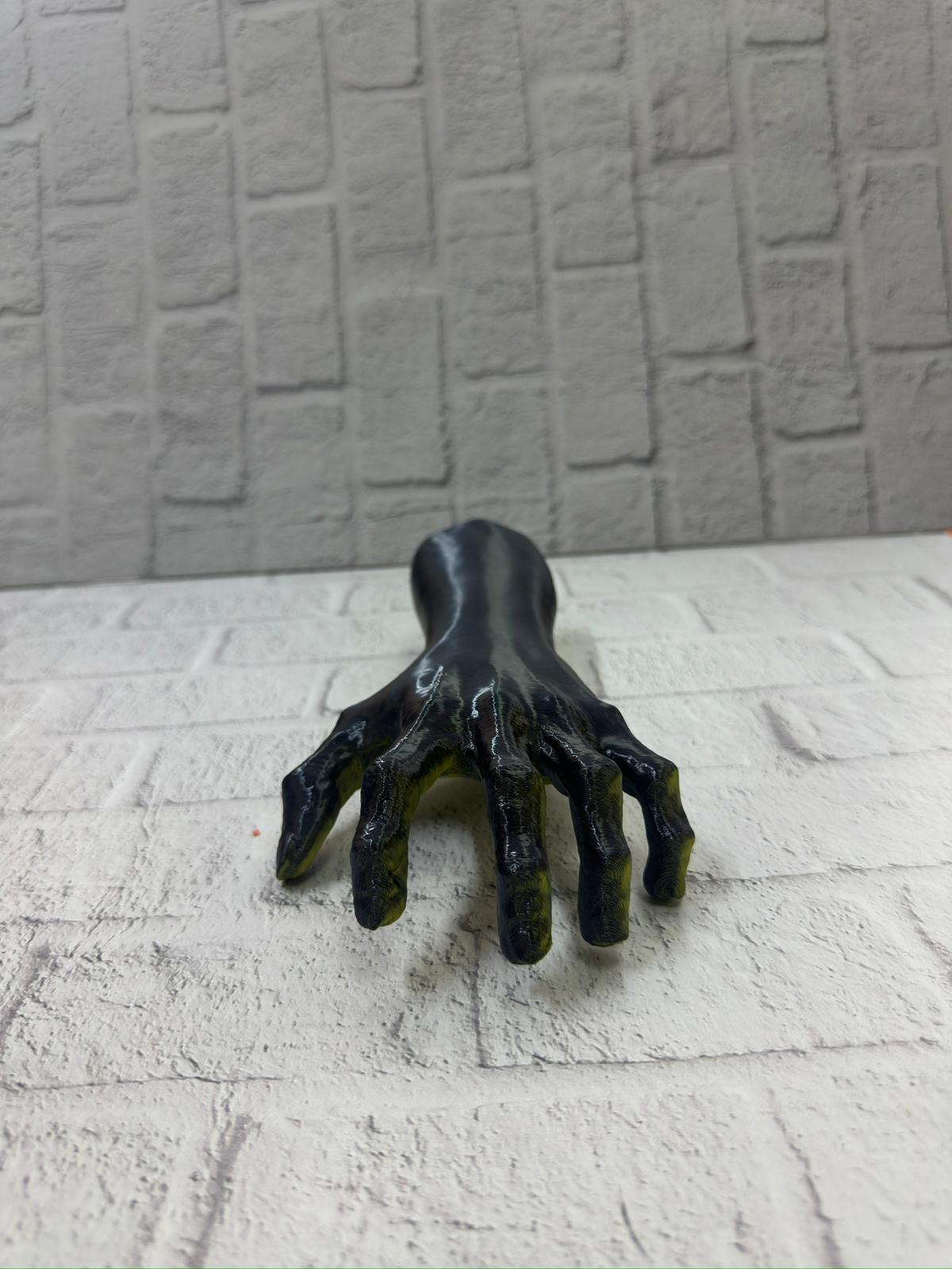 minimalist fakat çarpıcı bir görünüm sunar. Parmakların açık şekilde tasarlanmış dinamik formu