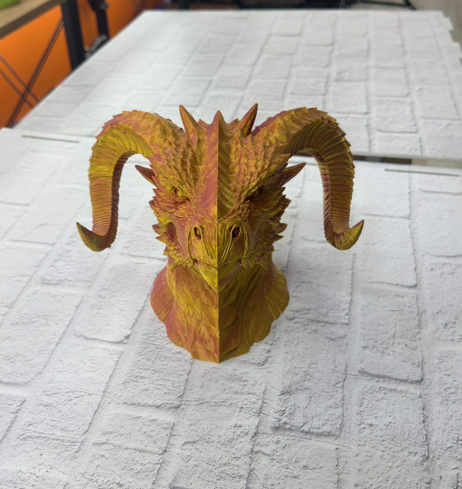 Bu eşsiz gold–kırmızı ejderha heykeli