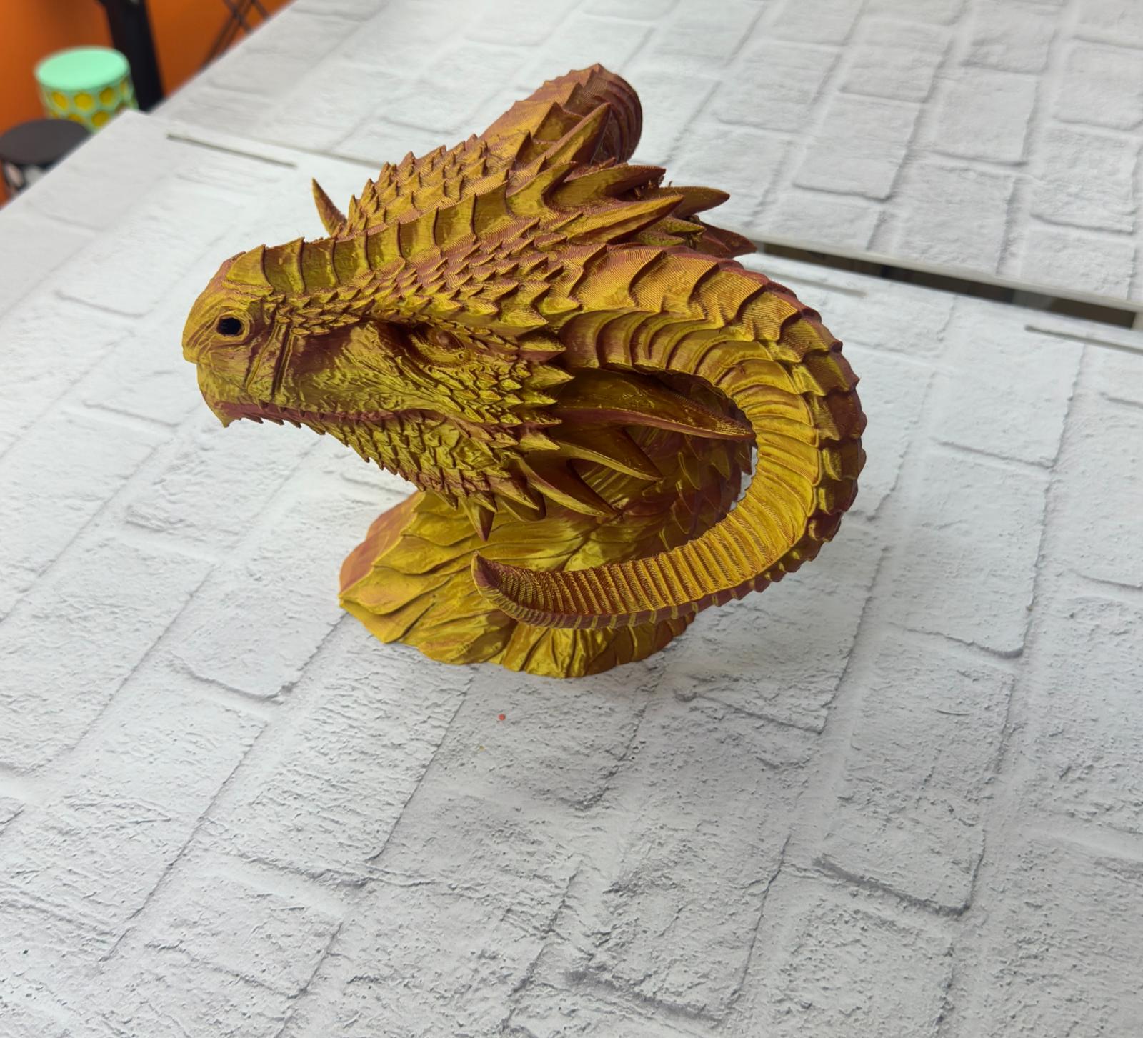 koleksiyon yapanlar için yüksek görsel etkiye sahip özel bir figürdür. Keskin yüz hatları