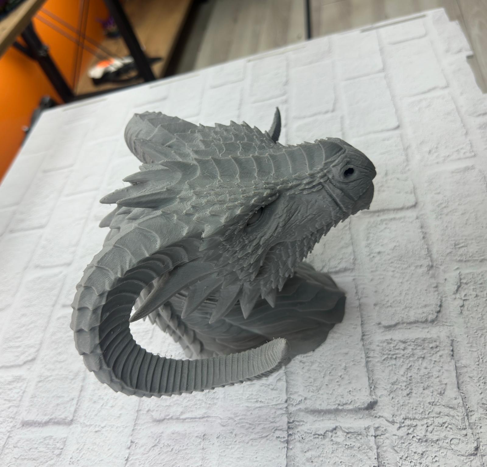 mitolojik yaratıklara ilgi duyanlar için her ayrıntısı düşünülerek hazırlanmış etkileyici bir dekor ürünüdür. 22x17 cm ölçüsü