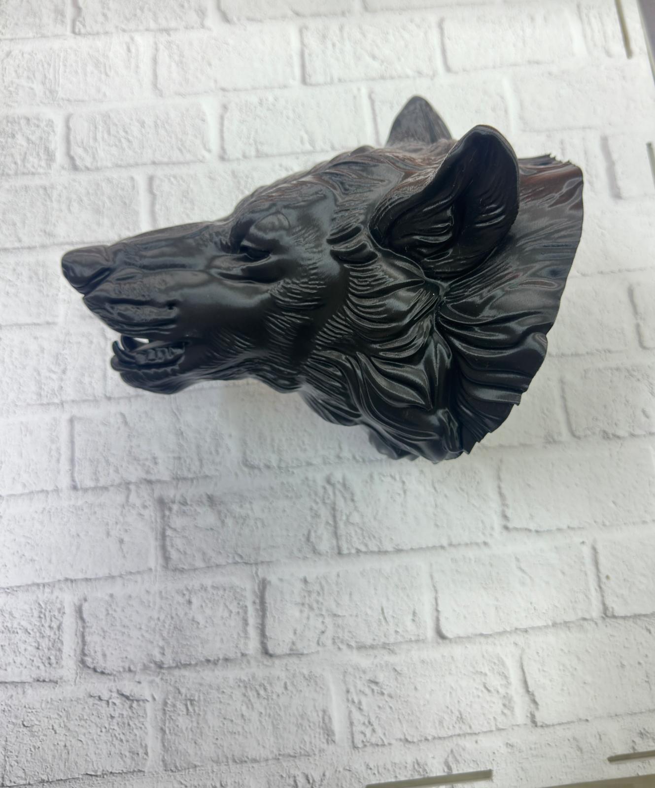 ev ve iş yerlerine karakter katan özel tasarım bir duvar heykelidir. 25 cm x 19 cm ölçüleri ile hem dikkat çekici hem de her duvar tipiyle uyum sağlayacak ideal boyuttadır. Üç boyutlu kabartmaları