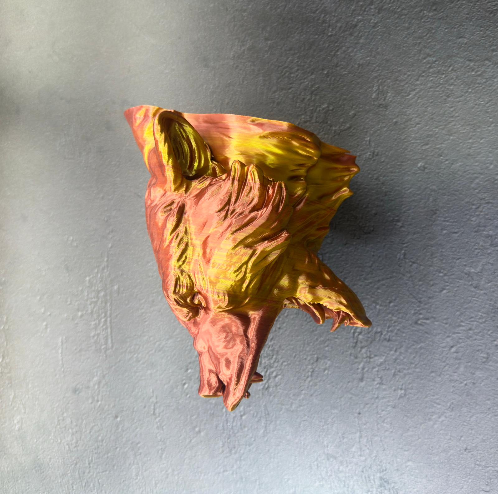 20x16 cm boyutları ile hem kompakt hem etkileyici bir dekoratif duvar objesidir. Özel renk geçişleri sayesinde hem modern hem artistik bir görünüm sunar. Jaguar figürünün güçlü