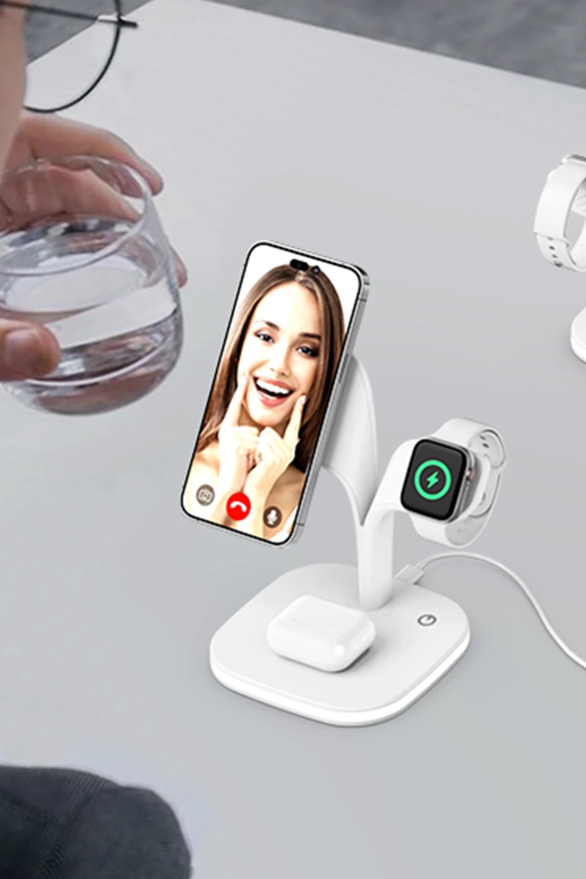 YM-UD22 Kablosuz Şarj Masaüstü Set ✅ 5 in 1 MagSafe Kablosuz Şarj Cihazı Aynı anda dört farklı cihazınızı kolayca ve hızlı şekilde şarj edin.✅ Güçlü Manyetik Bağlantı & 15W Hızlı Şarj DesteğiMagSafe teknolojisi ile cihazlarınız güvenle bağlanır ve maksimum hızda şarj olur.✅ Mükemmel Isı Dağılımı Gelişmiş soğutma delikleri sayesinde telefonunuz aşırı ısınmaz