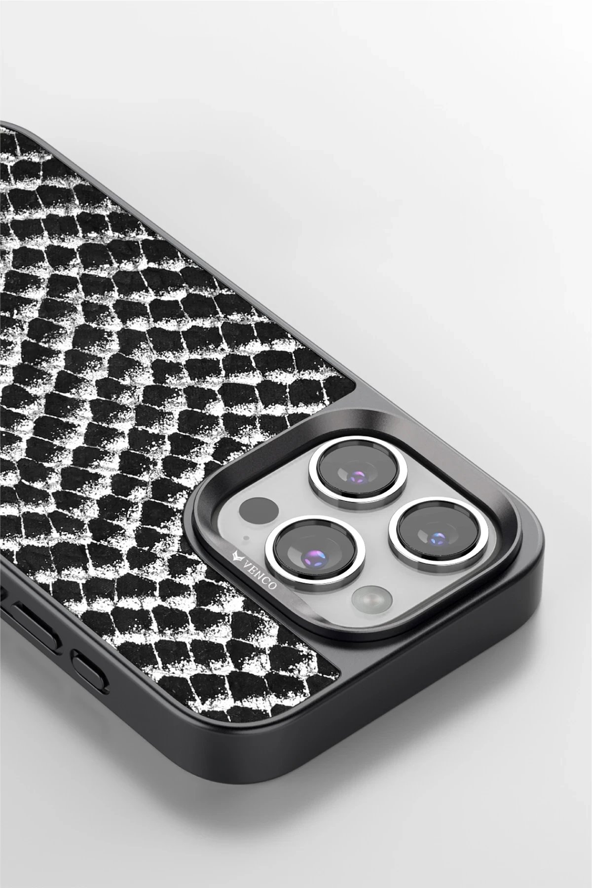 yılan derisi desenine sahip lüks ve şık bir telefon kılıfıdır. Hem dikkat çekici estetiği hem de koruyucu yapısıyla telefonunuzu stil sahibi bir şekilde korur.Yılan Derisi Desenli: Kapak