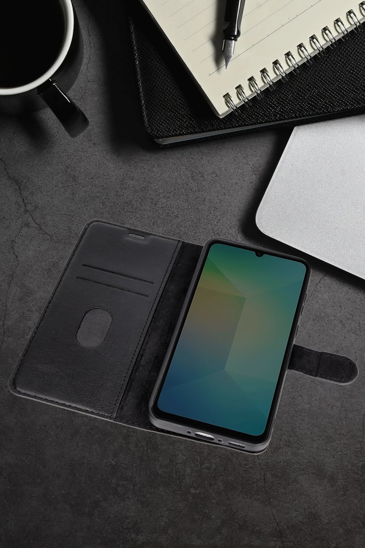 Trend S Plus Kapaklı Telefon Kılıf✅ Koruma estetik ve çok yönlü kullanım bir aradaTrend S Plus Kapaklı Kılıf yalnızca bir koruma aracı değil aynı zamanda cihazınızı günlük yaşamda daha işlevsel hale getiren akıllı bir aksesuardır Yüksek kaliteli dış deri kaplama ve darbe emici iç yapı sayesinde hem dış etkilere karşı maksimum güvenlik sağlar hem de zarif bir görünüm sunar✅ Stand özelliği ile konforlu izleme deneyimiBu modelin en dikkat çekici özelliği katlanabilir arka kapağı sayesinde telefonunuzu yatay konumda sabit bir standa dönüştürmesidir Video izlerken görüntülü konuşma yaparken ya da masa üstünde eller serbest kullanım gereken tüm anlarda cihazınızı rahatça konumlandırabilirsiniz Yalnızca koruma değil aynı zamanda günlük kullanımda aktif destek sunan fonksiyonel bir yapı sunar✅ Fonksiyonel detaylar akıllı tasarımla buluştuKapaklı tasarım ekranı çizik toz ve darbelere karşı korurken iç yüzeydeki kart yuvaları cüzdan taşıma ihtiyacını ortadan kaldırır Manyetik kapama sistemi kapağı güvenli biçimde kapalı tutar ekranın açık kalmasını önler TPU iç kasa cihazı sıkıca sarar ve düşmelere karşı tampon etkisi sağlar✅ Hafif ergonomik ve şıkCihazın orijinal formuna uyumlu olarak tasarlanmıştır avuç içinde rahatlıkla tutulur ekstra hacim oluşturmaz Tüm butonlar portlar ve kamera çıkışları için lazer hassasiyetinde kesimlere sahiptir kullanım konforunu kesintiye uğratmaz✅ Neden Trend S Plus tercih edilmeliTelefonunuzu yalnızca korumakla kalmaz aynı zamanda gündelik yaşamda bir stand cüzdan ve aksesuar çözümü olarak çok yönlü fayda sağlar Stand özelliğiyle işlevselliği artırırken kart bölmeleri ve şık görünümüyle stil sahibi bir deneyim sunar Profesyonel kullanıcılar video izlemeyi sevenler ya da ofis masasında cihazını rahatça kullanmak isteyen herkes için ideal çözümdür