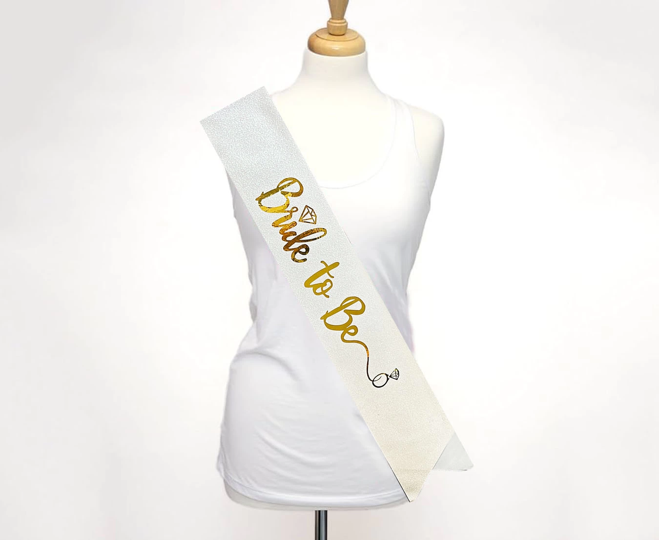 Beyaz Uzeri Altin Italik Alyansli Bride To Be Yazili Simli Isiltili Kusak Kemer 10 Cm Genislik 231096157 Sw1350sh1107 700x574 Beyaz Üzeri Altın İtalik Alyanslı Bride To Be Yazılı Simli Işıltılı Kuşak Kemer 10 cm Genişlik najmaddin.com Beyaz Üzeri Altın İtalik Alyanslı Bride To Be Yazılı Simli Işıltılı Kuşak Kemer 10 cm Genişlik