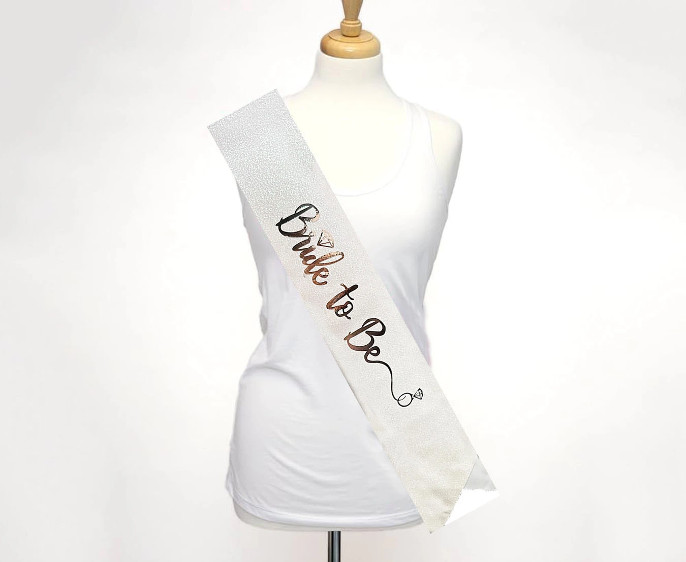 Beyaz Uzeri Gumus Italik Alyansli Bride To Be Yazili Simli Isiltili Kusak Kemer 10 Cm Genislik 280844617 Sw1350sh1107 700x574 Beyaz Üzeri Gümüş İtalik Alyanslı Bride To Be Yazılı Simli Işıltılı Kuşak Kemer 10 Cm Genişlik najmaddin.com Beyaz Üzeri Gümüş İtalik Alyanslı Bride To Be Yazılı Simli Işıltılı Kuşak Kemer 10 Cm Genişlik