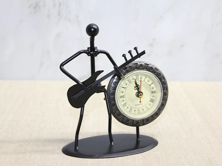 Metal Saatli Gitar Çalan Müzisyen Alk4334