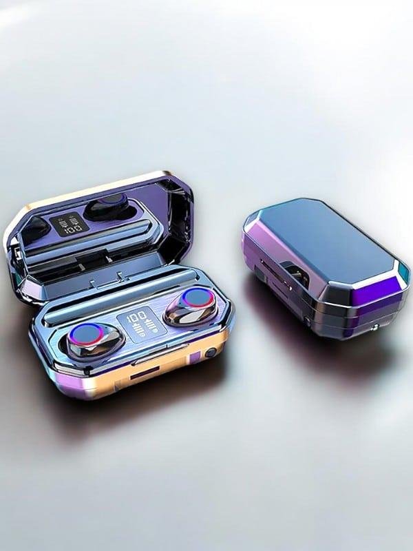 Najmaddin.com 2 1202 Powerbank Bluetooth Kulaklık M12 najmaddin.com film ve oyunlarda ses senkronizasyonunu optimize eder. Bu şekilde görüntü ile ses aynı anda gelir. Sahip olduğu dahili mikrofon sayesinde online toplantı ve telefon görüşmeleri için harika bir imkan sağlar. Şık tasarımı ile dikkat çeken kulaklık modeli sahip olduğu pek çok teknik özellik sayesinde kullanıcılara avantaj sağlar. Uzun süreli pil ömrü ve pratik şarj imkanı sayesinde kesintisiz müzik imkanı sunan modelin öne çıkan birbirinden farklı birçok özelliği vardır. Kablosuz kulaklıkların en önemli özelliklerinden biri kullanım süresidir. Bluetooth kulaklık modeli kesintisiz şekilde 4 saate kadar kullanım ömrü sunar. Üstelik düşük tüketim özelliği sayesinde kullanım dışı zamanlarda da enerji tasarrufu sağlar. Böylece kulaklığın boşta olduğu durumlarda enerji tüketimi minimum seviyelere indirilir. Bağlantı kesilerek kutusuna yerleştirildikten sonra da anında şarj olmaya başlar. Bu şekilde kulakları gün içinde kullanmadığınız her an şarj edebilirsiniz. Taşıma kutusunda anlık olarak şarj olan kulaklıklar her kullanım öncesinde tam kapasite dolu olarak kutusundan çıkar. Kulaklığın farklı fonksiyonlarının kontrol etmek için her bir kulaklığın üst yüzeyinde dokunmatik özellikle komut ekranı bulunur. Bu ekran sayesinde müziği başlatabilir ya da durdurabilirsiniz. Aynı zamanda yine aynı şekilde gelen çağrıları cevaplayabilir ve sonlandırabilirsiniz. Üstelik kulaklığın sahip olduğu dahili mikrofon son derece yüksek hassasiyete sahiptir. Böylece gürültülü ortamlarda bile sesinizi en iyi şekilde ayırt eder ve algılar. Konuşmalar sırasında çevrede bulunan gürültülerin karşı tarafa aktarılmasını engellemek için gürültü azaltıcı özelliğe de sahiptir. Buna ek olarak kalabalık ve gürültülü ortamlarda müzik dinlerken dış ortamdan gelen seslerin içeri girmesini engellemek için tasarlanmış aktif gürültü engelleme özelliği sayesinde pratik kullanım imkanı elde edebilirsiniz.