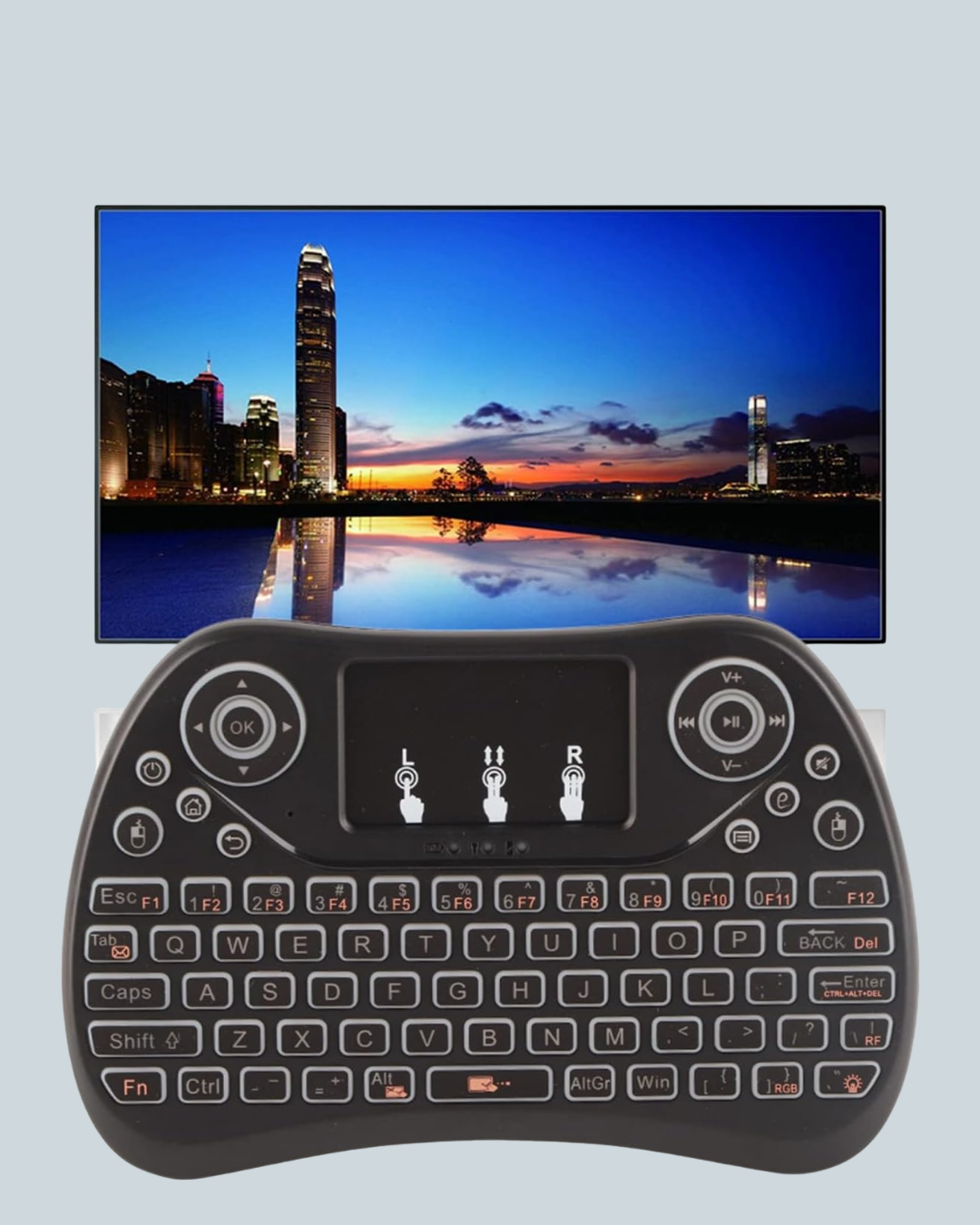 Najmaddin.com 2 1760 700x875 Işıklı Kablosuz Mini Klavye – 2.4 GHz Dokunmatik Mouse Özellikli najmaddin.com karanlık ortamlarda bile net bir yazım deneyimi sunar. 2.4 GHz kablosuz bağlantı teknolojisiyle 10 metreye kadar kesintisiz bir kullanım sağlar. Tak-çalıştır özelliği sayesinde cihazlara bağlanmak için herhangi bir sürücü yüklemenize gerek yoktur.Standart klavye düzenine sahip bu modelde nümerik tuş takımı ve multimedya kısayol tuşları bulunmaz. Ancak kompakt yapısı sayesinde temel işlevleri başarıyla yerine getirir. Klavye üzerinde bulunan dokunmatik yüzey mouse işlevi görür; böylece ayrı bir fare kullanmaya ihtiyaç kalmaz. Smart TV