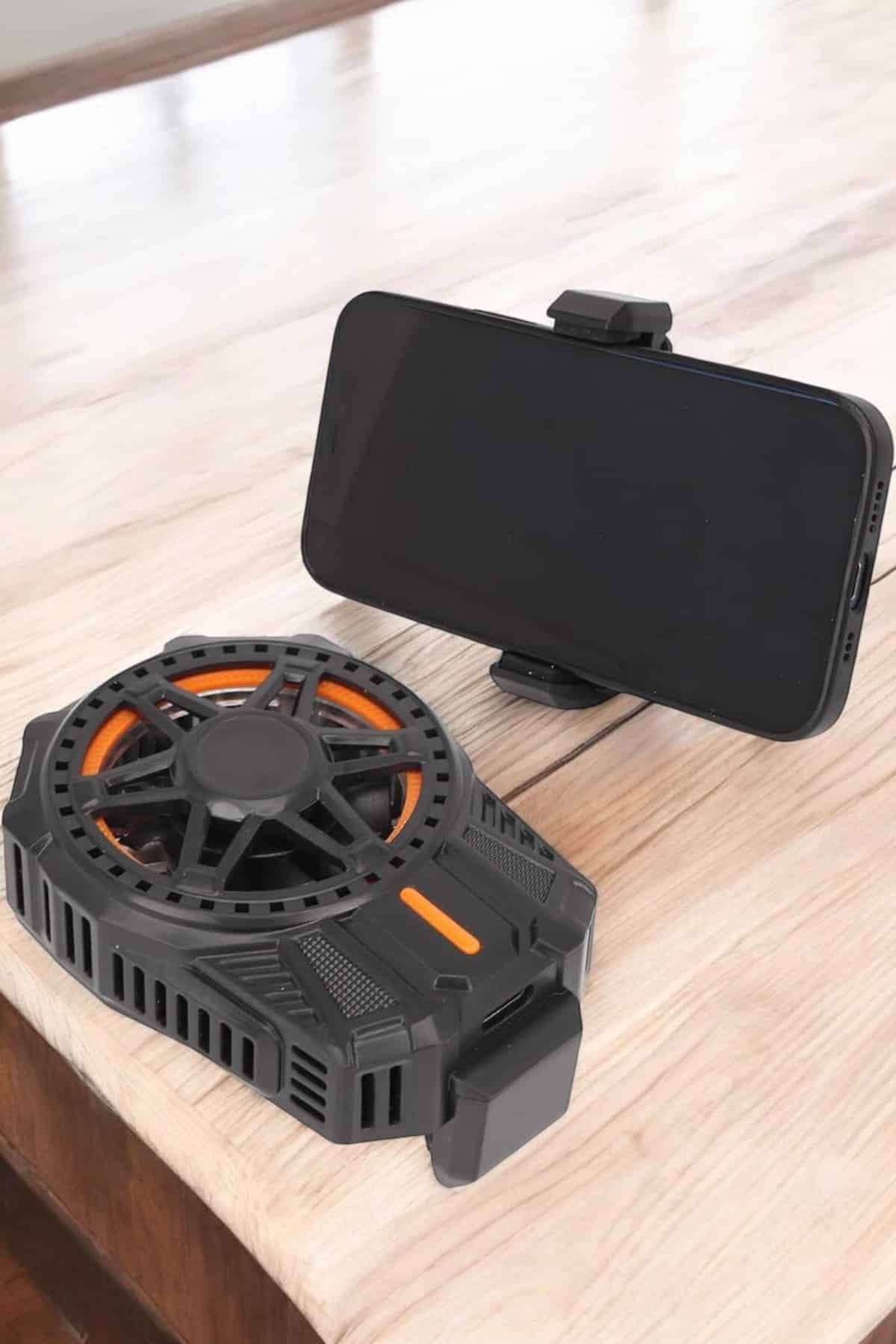 Najmaddin.com 4 1210 700x1050 Fanlı Radyatör Soğutucu Telefon Soğutucu Tüm Telefonlara Uyumlu najmaddin.com mükemmel uyum ve stabilite sağlar. İthalatçı garantisi altında sunulan bu soğutucu fan