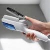 Seyahat sırasında mükemmel bir görünüm elde etmek isteyenler için tasarlanmış olan bu buharlı 1500 W el ütüsü
