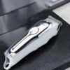 Tıraş keyfini modern teknolojiyle buluşturan gümüş desenli şarjlı tıraş makinesi
