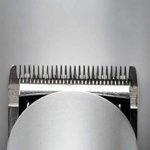 Evinizde veya kuaförde profesyonel tıraş deneyimi yaşamak isteyenler için mükemmel bir çözüm sunan bu şarjlı saç ve sakal kesme tıraş makinesi