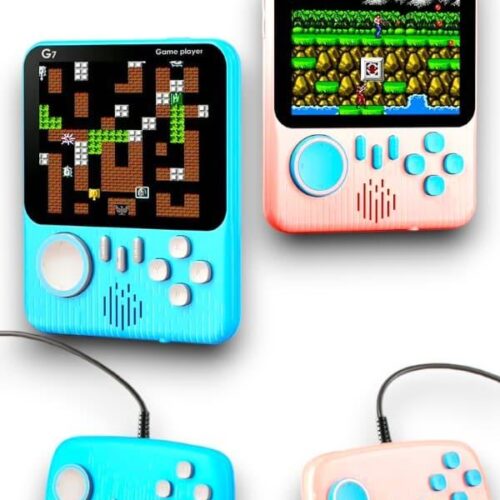 Ekran Boyutu 3.5 inç Lcd Ekran Ultra ince tasarımı ile kolaylıkla yanınızda taşıyabilirsiniz. 666 adet Retro oyun mevcuttur. Süper Mario Mortal Kombat Contra gibi nostalji oyunların hepsi mevcuttur. Kutu içerisinde çıkan ikinci konsol ile dilerseniz ürünü televizyona bağlayıp 2 kişi oynayabilirsiniz. Hızlı bir işlemciye sahip olup donma kasma asla yapmaz. Şarj edilebilir güçlendirilmiş batarya ile uzun süren bir kullanım sunar Şarj girişi Mikro Usb ; Kutu içerisinde şarj kablosu mevcuttur. Televizyon bağlantı aparatı da kutu içerisinde çıkmaktadır.