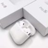 Mikrofonu sesli görüşmelerde sesi net bir şekilde iletme özelliğine sahip olan kulak içi Bluetooth kulaklık ile her an her yerde sesi kayıt altına almak mümkün hale gelir. Kablosuz bir şekilde bağlantı kuran ve bağlantı kurması hızlı bir şekilde gerçekleşen mikrofonlu Bluetooth kulaklık bir defa telefona veya tablete bağlandıktan sonraki otomatik bir şekilde cihazla eşleşir. Stereo ses çıkışına sahip olan ve kullanım saatleri boyunca sesi aynı seviyede veren beyaz Bluetooth kulaklık çevre gürültüsünü bastırarak oyun oynamayı