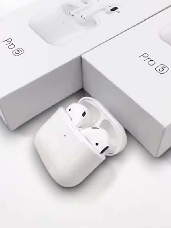 Najmaddin.com 1319 PRO 5 KULAKLIK najmaddin.com Mikrofonu sesli görüşmelerde sesi net bir şekilde iletme özelliğine sahip olan kulak içi Bluetooth kulaklık ile her an her yerde sesi kayıt altına almak mümkün hale gelir. Kablosuz bir şekilde bağlantı kuran ve bağlantı kurması hızlı bir şekilde gerçekleşen mikrofonlu Bluetooth kulaklık bir defa telefona veya tablete bağlandıktan sonraki otomatik bir şekilde cihazla eşleşir. Stereo ses çıkışına sahip olan ve kullanım saatleri boyunca sesi aynı seviyede veren beyaz Bluetooth kulaklık çevre gürültüsünü bastırarak oyun oynamayı
