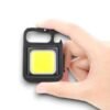 Süper Parlak 800 Lümen LED Işık: Güçlü aydınlatma kapasitesi ile en karanlık ortamlarda bile rahatça yolunuzu bulabilirsiniz. 3 Işık Modu: İhtiyacınıza göre ayarlanabilir düşük