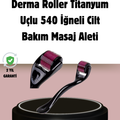 Dermaroller Titanyum 540 İğneli 1 mm cilt yenileme ve gençleştirme amacıyla kullanılan medikal bir bakım aparatıdır. Titanyum iğneler paslanmaz ve dayanıklı yapısıyla uzun ömürlü kullanım sunar. 0.5 mm uzunluğundaki iğneler cilt yüzeyinde mikro kanallar oluşturarak kolajen ve elastin üretimini destekler. Bu sayede kırışıklıkların görünümü azalır ve cilt daha pürüzsüz bir görünüme kavuşur. Akne izleri güneş lekeleri çatlaklar yara ve yanık izleri gibi cilt problemlerinde etkili sonuçlar verir. Düzenli kullanım cildin parlak ve sağlıklı görünmesini sağlar.