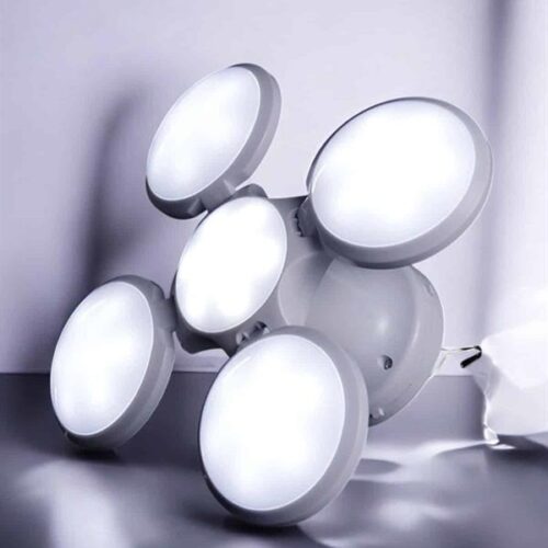 Güneş enerjisiyle çalışan ve katlanabilir bir tasarıma sahip olan bu yenilikçi aydınlatma cihazı