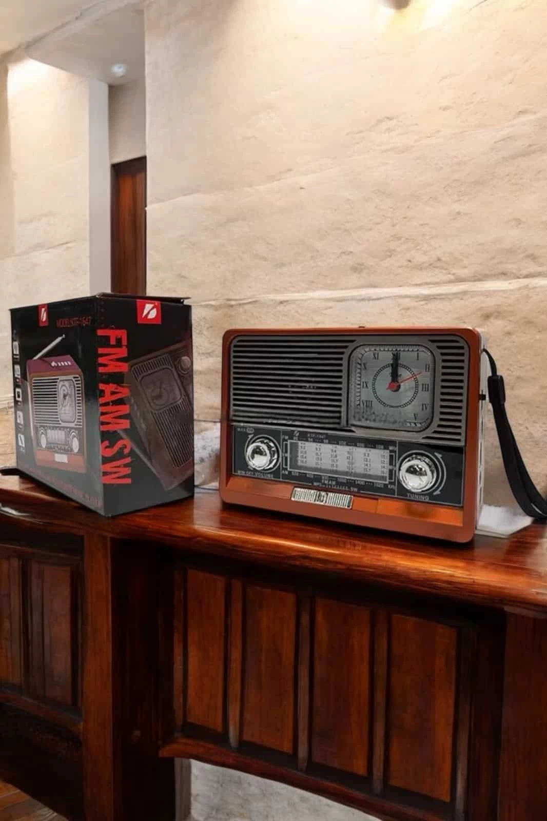 Nostaljik Gorunumlu Usb Girisli Bluetooth Baglantili Radyo 233112582 Sw1066sh1600 700x1051 Nostaljik Görünümlü USB Girişli Bluetooth Bağlantılı Radyo najmaddin.com Bluetooth 5.0 Teknolojisi: 10 metreye kadar kablosuz bağlantı imkanıyla cihazlarınızı kolayca eşleştirin ve müziğin keyfini çıkarın. FM/AM/SW Radyo Desteği: 8 band radyo özelliğiyle dilediğiniz radyo istasyonlarını yüksek ses kalitesiyle dinleyin. Çok Yönlü Girişler: USB