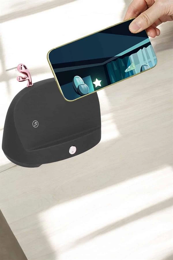 Telefon Tutuculu Akilli Hoparlor Yuksek Ses Kaliteli Hoparlor 323144354 Sw600sh900 Telefon Tutuculu Akıllı Hoparlör Yüksek Ses Kaliteli Hoparlör najmaddin.com Bluetooth veya Wi-Fi bağlantısı gerektirmeden telefonunuzun sesini artıran yenilikçi bir teknolojiyi kullanır. Telefonunuzu hoparlörün sensör alanına yerleştirmeniz yeterlidir; cihaz otomatik olarak sesi algılar ve güçlü bir stereo ses deneyimi sunar. Bu teknoloji