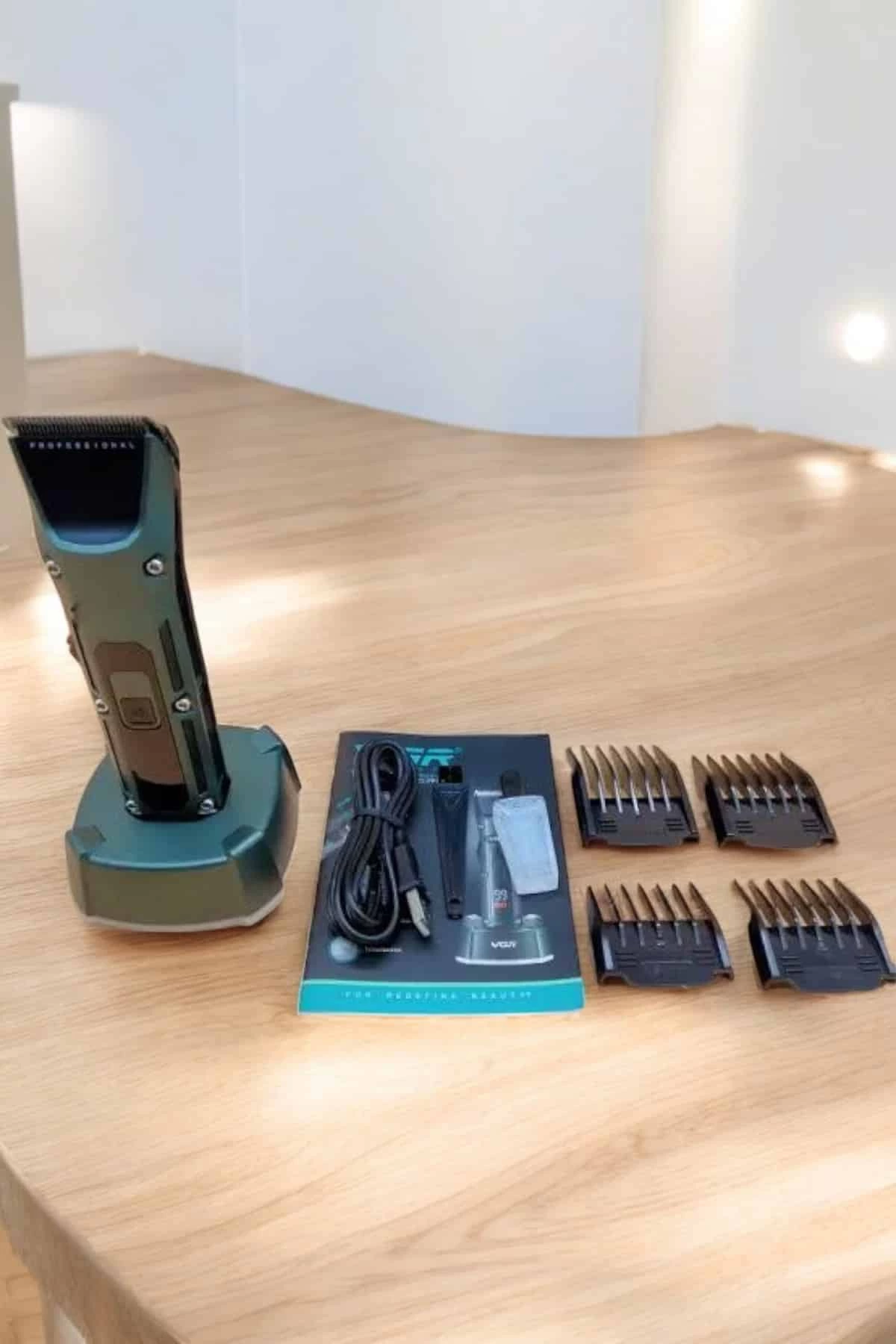 0.8 mm’den 2.0 mm’ye kadar değiştirilebilen ayarlanabilir anahtarı ile kılavuz tarak olmadan bile esnek bir kesim imkanı sunar. Ayrıca