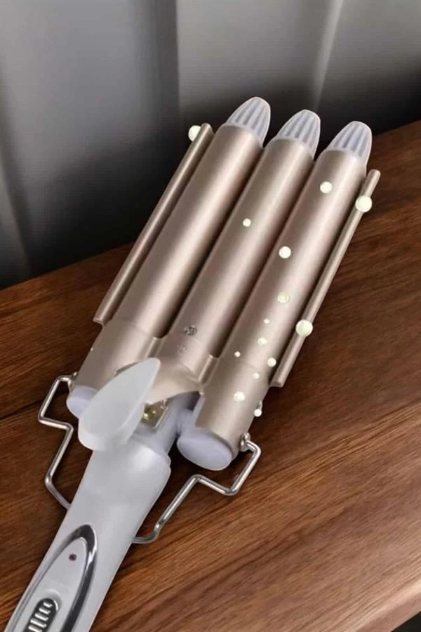Wag Masa Dogal Ve Hacimli Bukleler Icin Ideal Sac Sekillendirme Araci 375658993 Sw600sh900 Wag Maşa Doğal ve Hacimli Bukleler için İdeal Saç Şekillendirme Aracı najmaddin.com saçınıza zarar vermeden profesyonel sonuçlar elde etmenize yardımcı olur. Negatif iyon salınımı sayesinde saçtaki elektriklenmeyi azaltır ve doğal parlaklığı korur. 25 mm çapında üç namlulu tasarımı