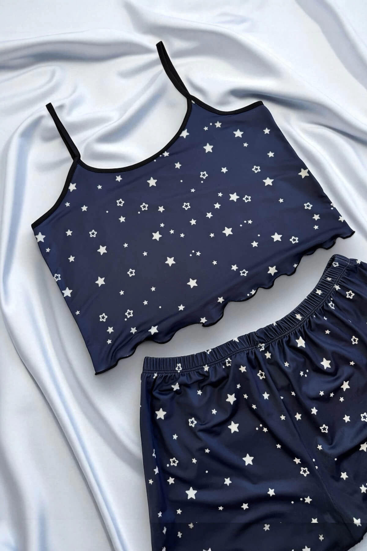 Likralı mikro kumaştan üretilmiştir.