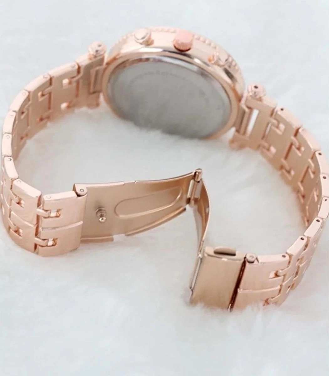 Zarif Ve Sik Ozel Tasarim Zirkon Tasli Metal Bayan Kol Saati Rose 382849768 Sw1050sh1200 700x800 Zarif Ve Şık Özel Tasarım Zirkon Taşlı Metal Bayan Kol Saati (rose) najmaddin.com hem şıklığı hem de zarafeti bir araya getiren göz alıcı bir aksesuardır. İşte bu saatin bazı önemli özellikleri: Tasarım: Saat kadranı zarif ve minimal bir stile sahiptir. Rose rengi kadranı