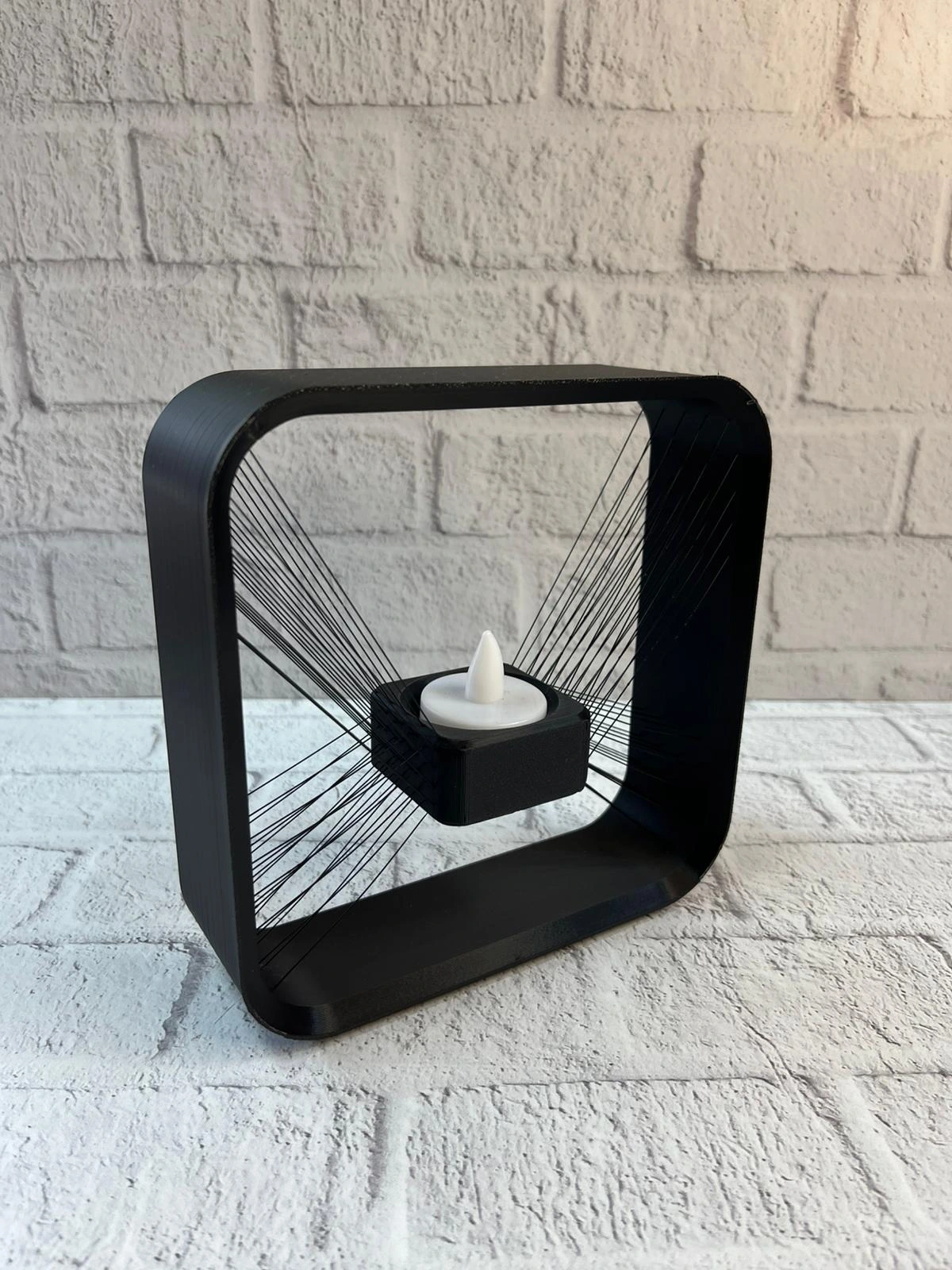 Askili Kare Mumluk Duvar Dekoru Los Salon Ve Modern Mekanlar 366984487 Sw1200sh1600 700x933 Askılı Kare Mumluk Duvar Dekoru Loş Salon ve Modern Mekanlar najmaddin.com modern ve sade tasarımıyla yaşam alanlarına sıcak ve huzurlu bir atmosfer kazandırır. 16×16 cm ölçüsü sayesinde duvarda dengeli ve estetik bir görünüm sunar. Özellikle loş salonlarda