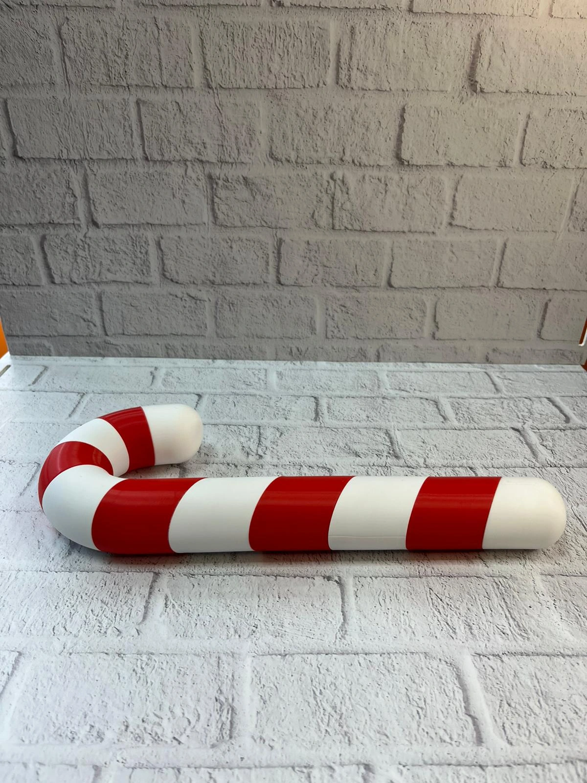 Dekoratif Yilbasi Sekeri Yerde Biblo Salon Dekoru 13x34 Cm 321148445 Sw1200sh1600 700x933 Dekoratif Yılbaşı Şekeri Yerde Biblo Salon Dekoru 13x34 cm najmaddin.com 13×34 cm ölçüsüyle salon zemininde biblo olarak kullanıma uygundur. Kırmızı ve beyaz renk geçişleri sayesinde klasik yılbaşı konseptine güçlü bir vurgu yapar.Loş ve sıcak aydınlatmalı salonlarda